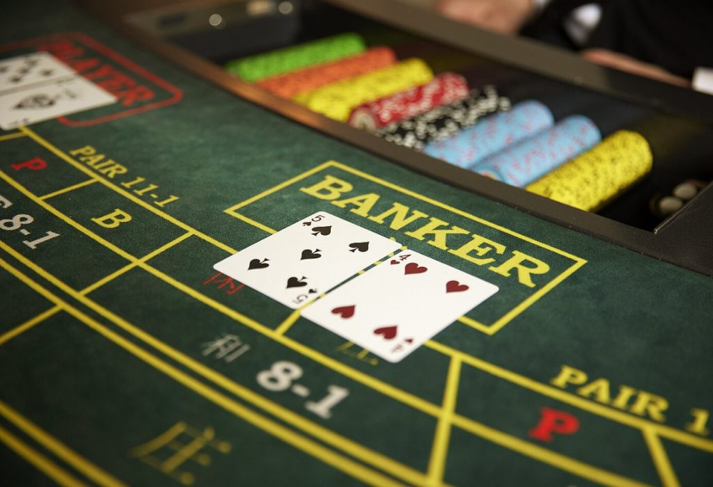 Luật tham gia cược bài Baccarat cực đơn giản, dễ hiểu